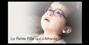 La Petite Fille qui sattarde main 1 300x151